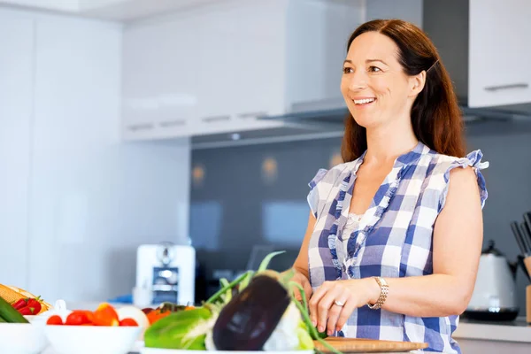 Schöne Frau steht in der Küche — Stockfoto