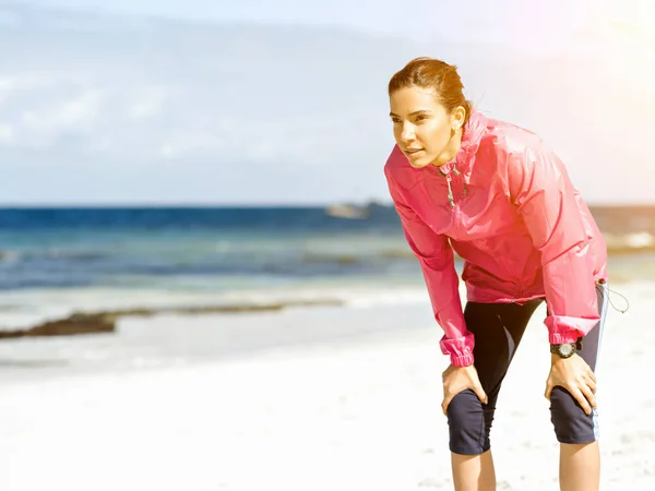 Uitgeput fitness vrouw nemen van een pauze na het lopen — Stockfoto