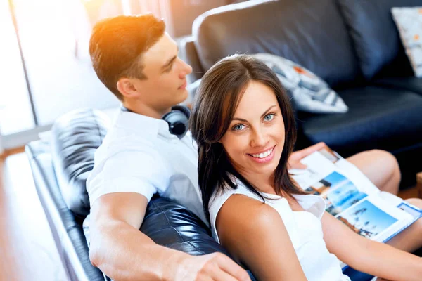 Young couple talking while sitting at home — Stock Photo, Image