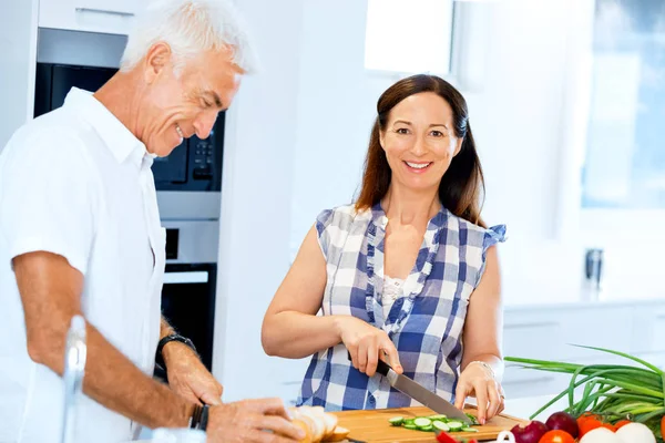 Evli çift evde yemek