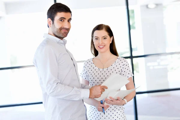 Beeld van twee jonge zakenlui in kantoor — Stockfoto