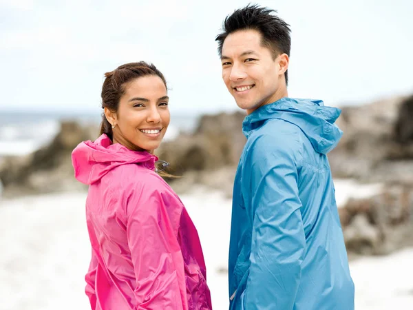 Jeune couple debout à la plage — Photo