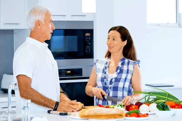 Glückliches Paar kocht zu Hause — Stockfoto