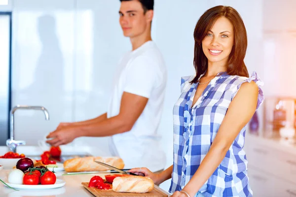 Pareja cocinando juntos en casa — Foto de Stock