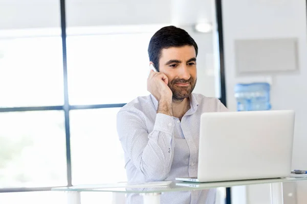 Confident young man in smart casual wear holding phone — Stock Photo, Image