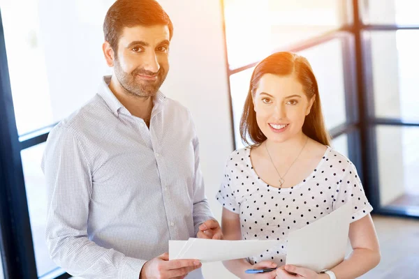 Beeld van twee jonge zakenlui in kantoor — Stockfoto