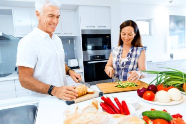 Evli çift evde yemek