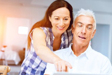 Olgun çift kameraya bakıyor