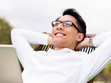 Genç işadamı Park onun mola sırasında rahatlatıcı