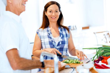 Olgun çift evde yemek