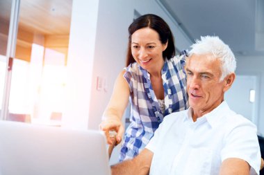 Mutlu modern Olgun çift üstünde laptop evde çalışma