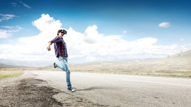 Sanal gerçeklik deneyin. Karışık teknik