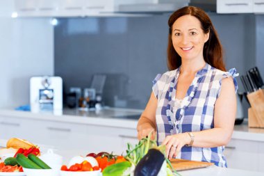 güzel bir kadın mutfakta ayakta