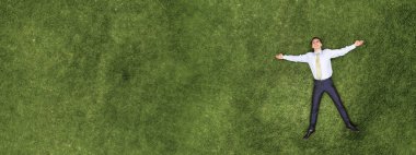 Dalgın işadamı çimenlerin üzerinde