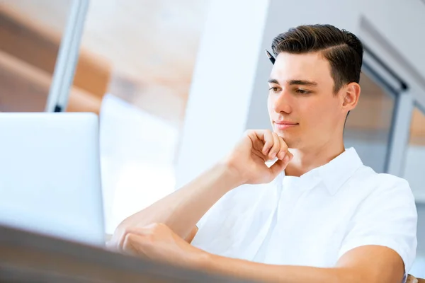 Man die thuis aan laptop werkt — Stockfoto