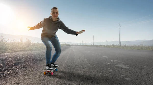 Dospívající dívka jezdí její skateboard. Kombinovaná technika — Stock fotografie