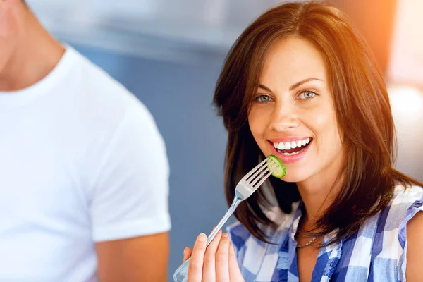 Junge Frau mit Gabel — Stockfoto