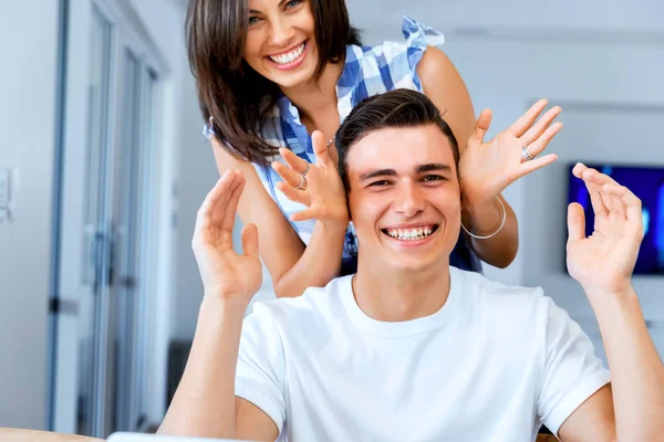 Sorrindo casal alegre olhando para a câmera — Fotografia de Stock