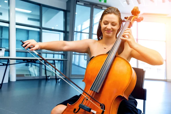 Femme jouant du violoncelle — Photo