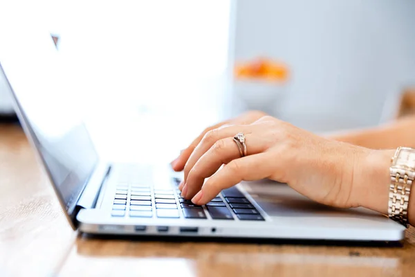 Reife schöne Frau arbeitet auf ihrem Laptop — Stockfoto