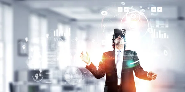 Vivenciando a impressionante realidade virtual. Meios mistos — Fotografia de Stock