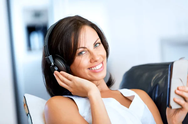 Mujer joven con auriculares sentados en casa — Foto de Stock