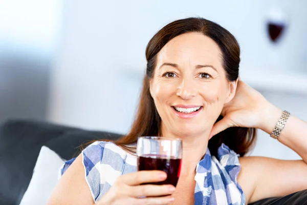 Donna con in mano un bicchiere di vino in casa — Foto Stock