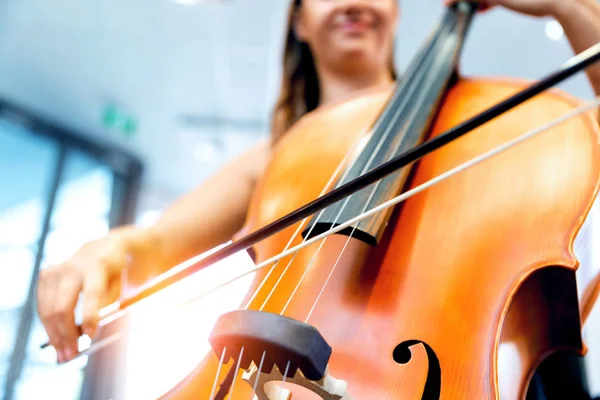 Vrouw spelen cello — Stockfoto