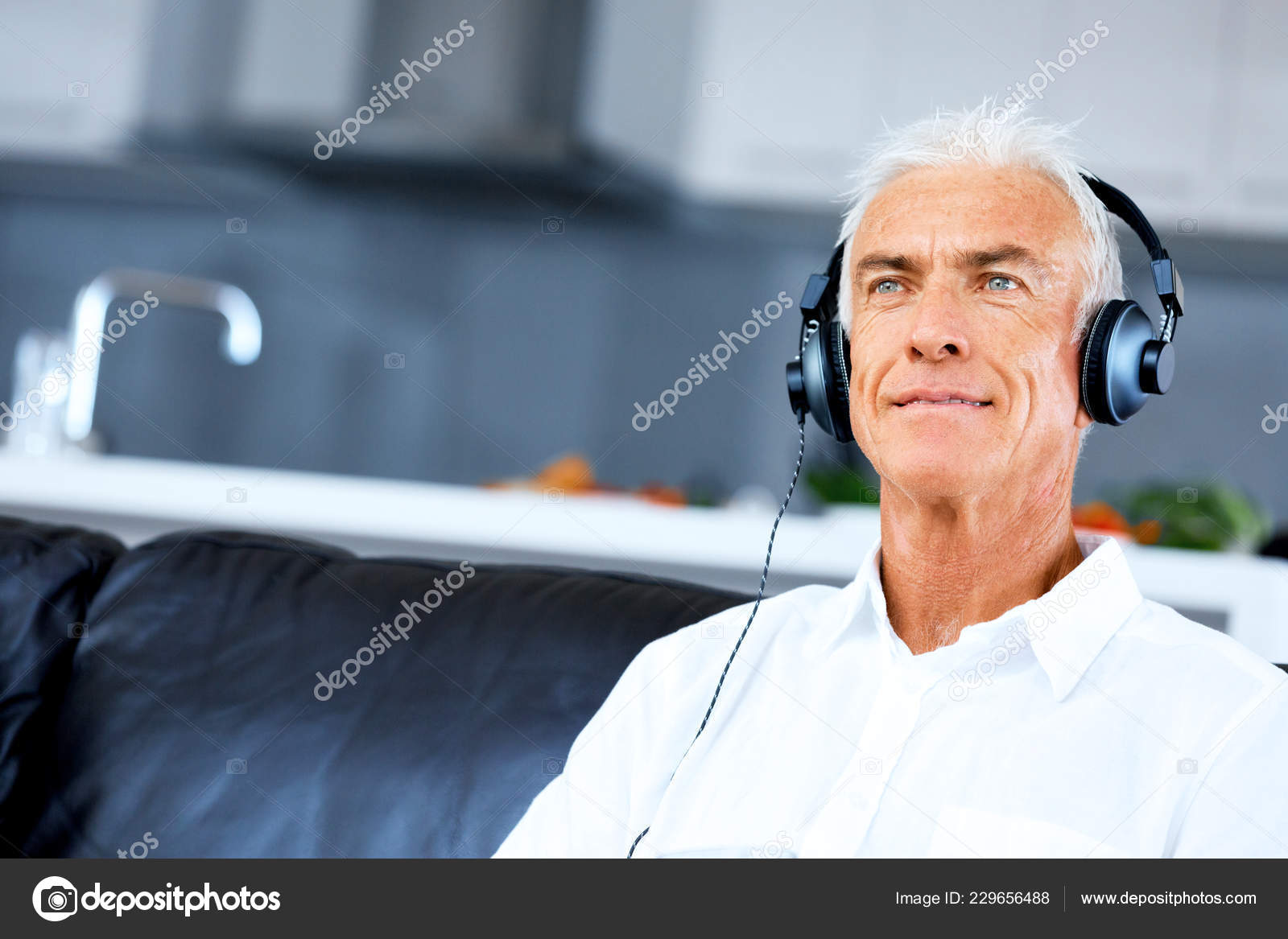 Beau Homme Senior Aux Cheveux Gris Avec Un Casque Photographie
