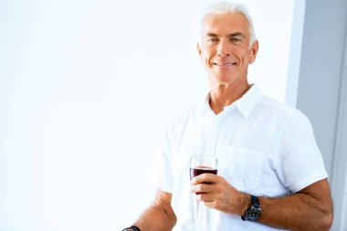 Bir bardak şarap holding ile komuta sizde