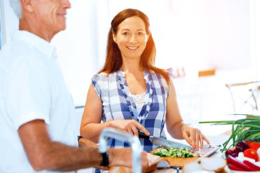 Olgun çift evde yemek