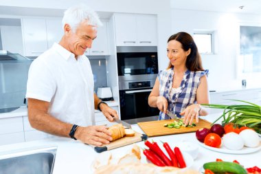 Evli çift evde yemek