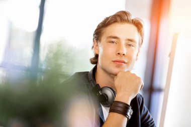 Bilgisayarda çalışan yakışıklı işadamı