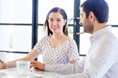 İki genç iş adamları Office görüntü