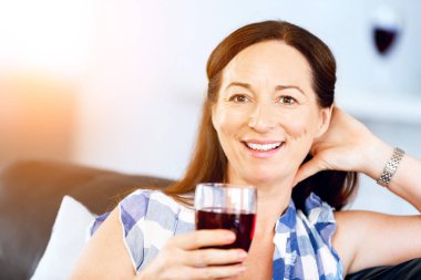 Bir bardak şarap holding ile kadın