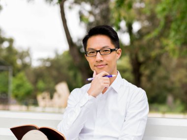 Parkta onun mola sırasında düşünme işadamı