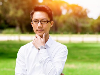 Parkta onun mola sırasında genç mutlu ve başarılı iş adamı