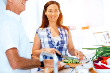 Olgun çift evde yemek