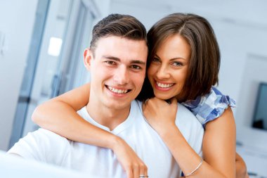 Kameraya gülümseyen mutlu çift