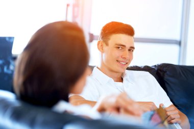 Gülümseyen adam. Çift evde oturan ve sohbet