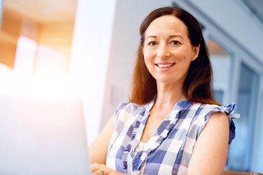 Onu laptop çalışan olgun güzel kadın