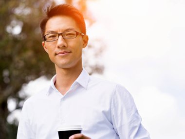 Adam bir parkta bir kahve molası