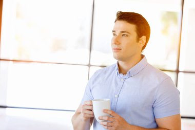 Ofiste bir kupa genç işadamı