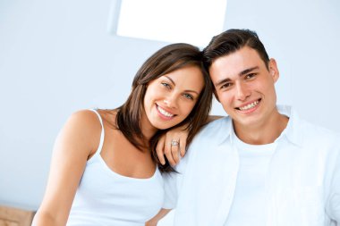 Genç mutlu çift yatak odasında.