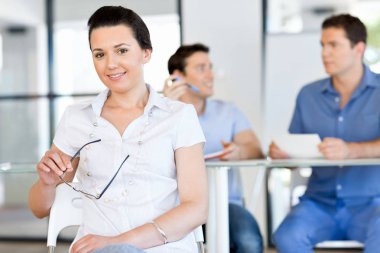 Mutlu girişimci veya serbest meslek sahibi bir ofis veya ev içinde