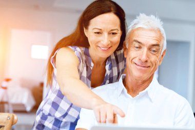 Mutlu olgun çift evde gülümseyen