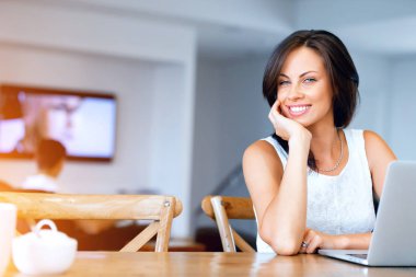 Onu laptop çalışan genç güzel kadın