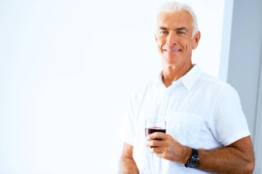 Bir bardak şarap holding ile komuta sizde