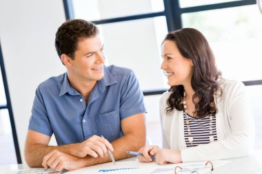 İki genç iş adamları Office görüntü