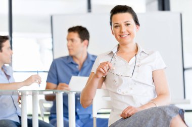 Mutlu girişimci veya serbest meslek sahibi bir ofis veya ev içinde